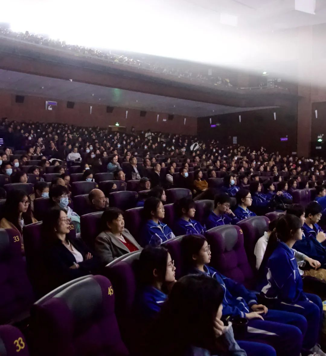锐不可当引发热议！，费德勒在IG比赛中战术调整观众掌声雷动(费德勒战绩)