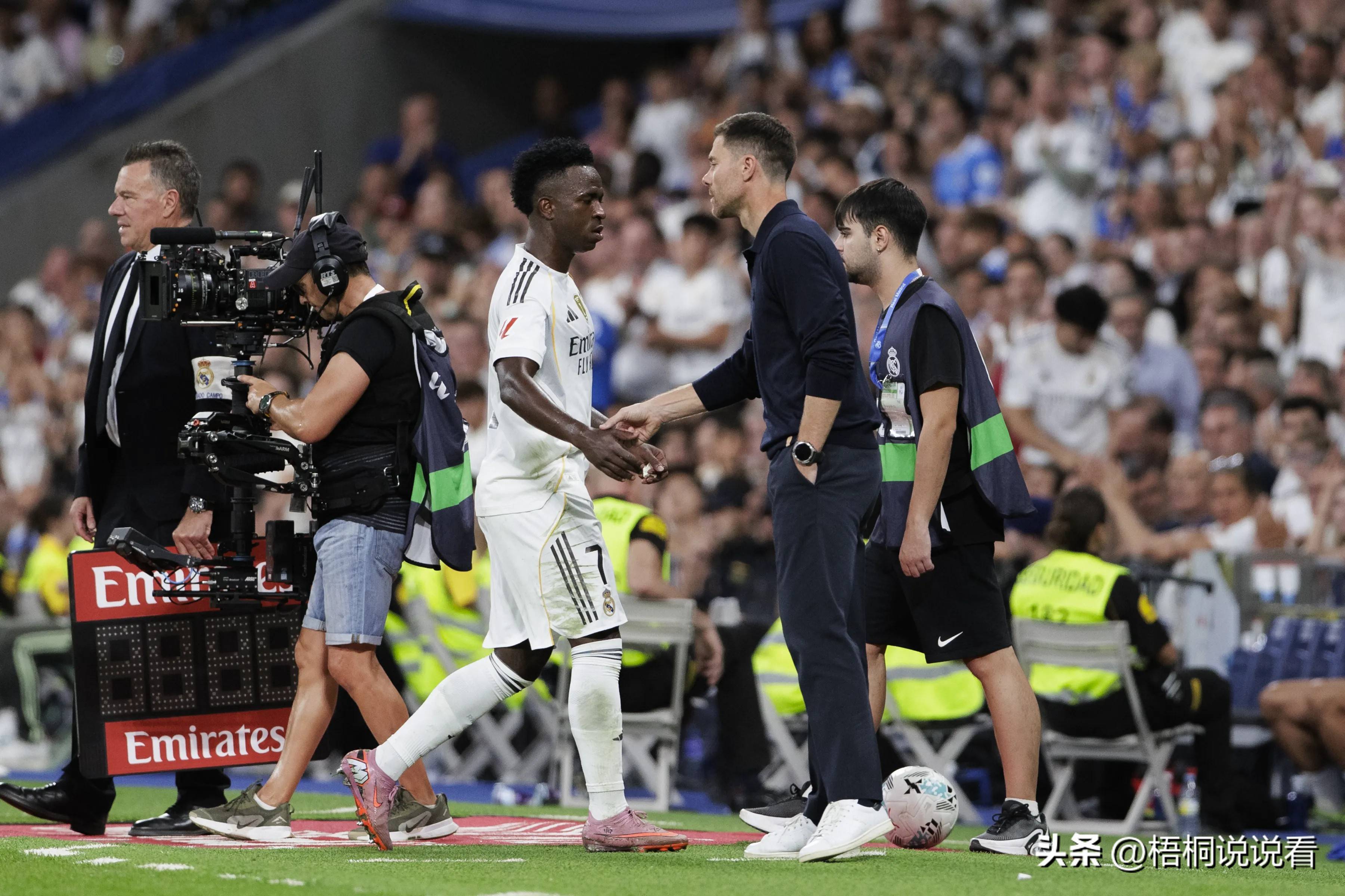 德罗巴裁判吹哨继续进攻吃牌的视频