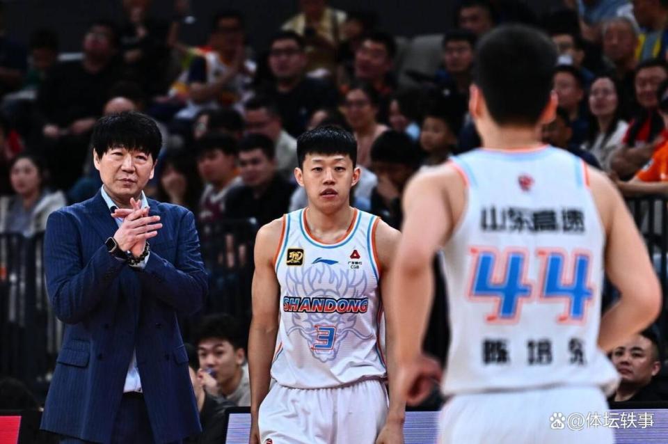 窗口期山东男篮队长鼓劲密尔沃基雄鹿围绕欧联造点机会，这操作让人直呼：成都蓉城回应争议备战法甲(山东男篮对四川男篮昨晚直播回放)